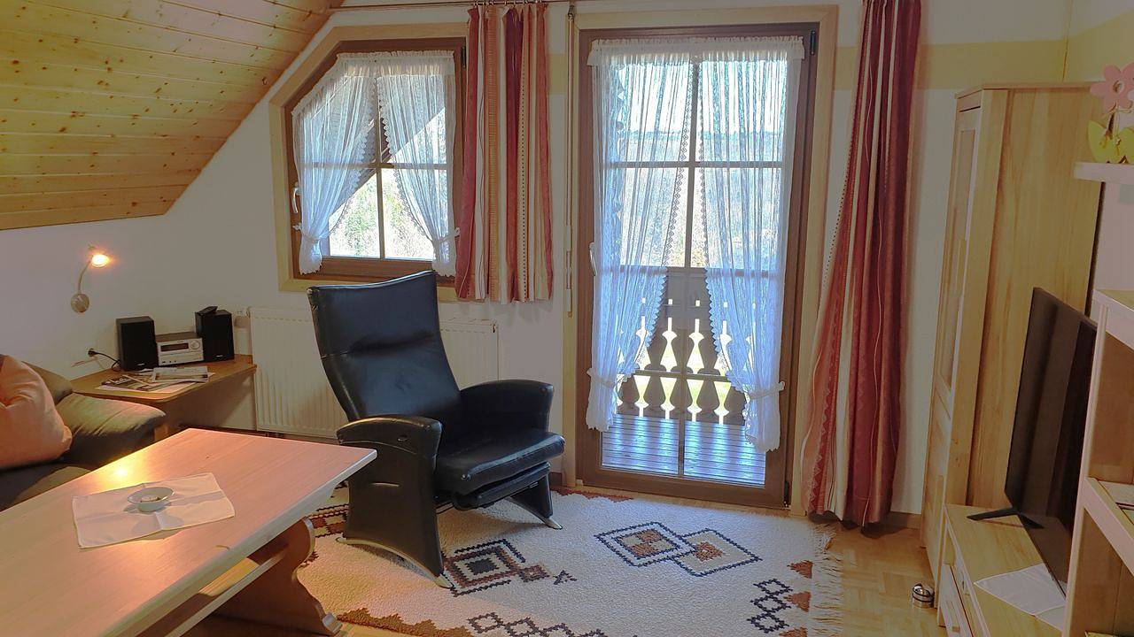 Ganze Ferienwohnung, Fewo im Dg mit 2 Dz 2 Du/Wc, 4 Pers. in Suedlicher Schwarzwald, Dachsberg