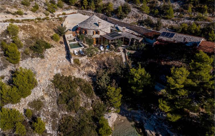 Modernes Apartment mit 2 Schlafzimmern, Pool, WLAN und nur wenige Schritte von der Küste entfernt in Milna, Brac