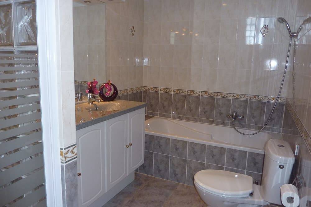 Villa De Charme viewsvue panoramique mer et montagne, terrasses ensoleillées privées, piscine in Saint-Paul-de-Vence, Région de Cannes