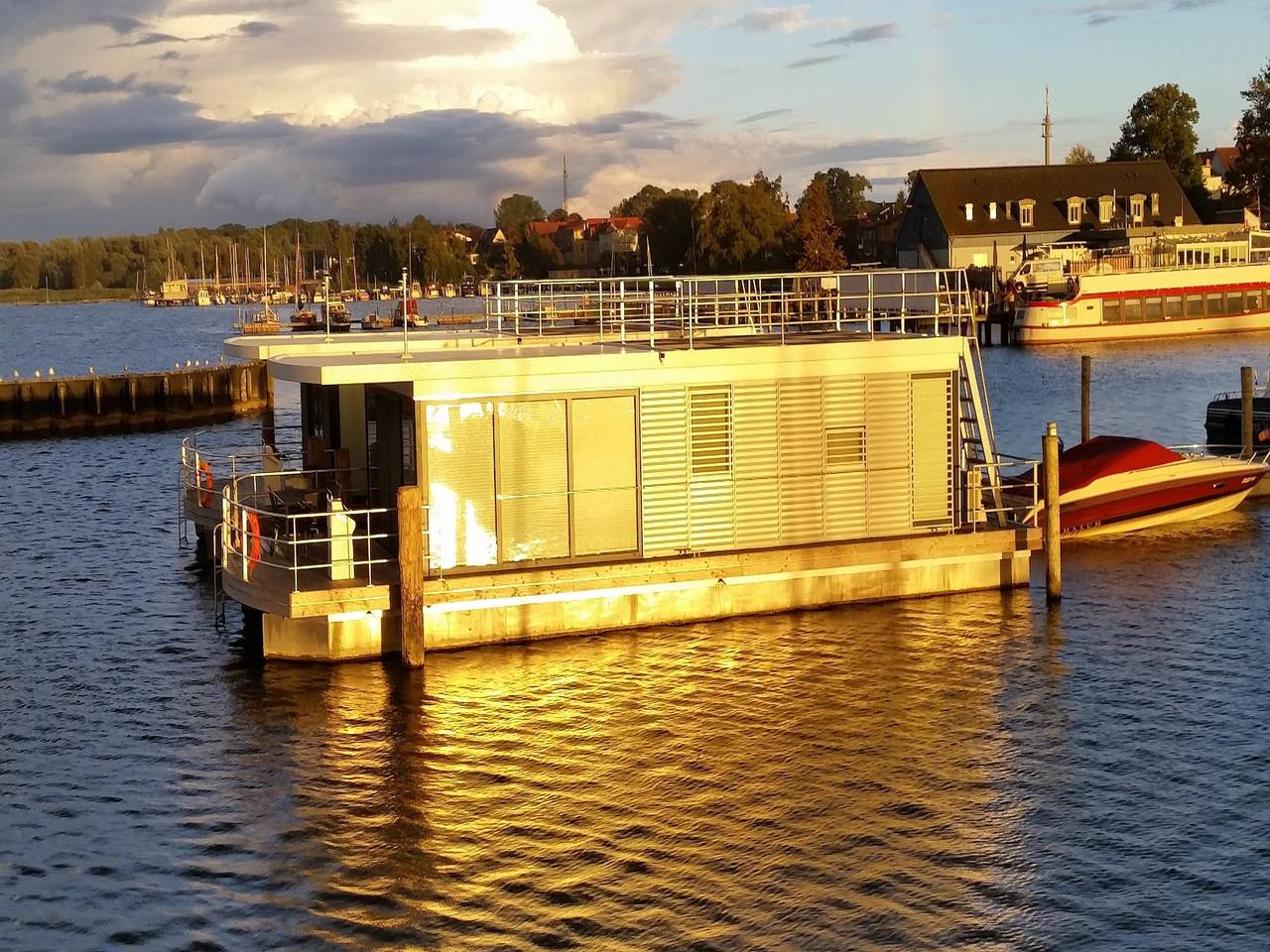 Hausboot Charlotte im Hafen in Ribnitz-Damgarten in Ribnitz, Ribnitz-Damgarten