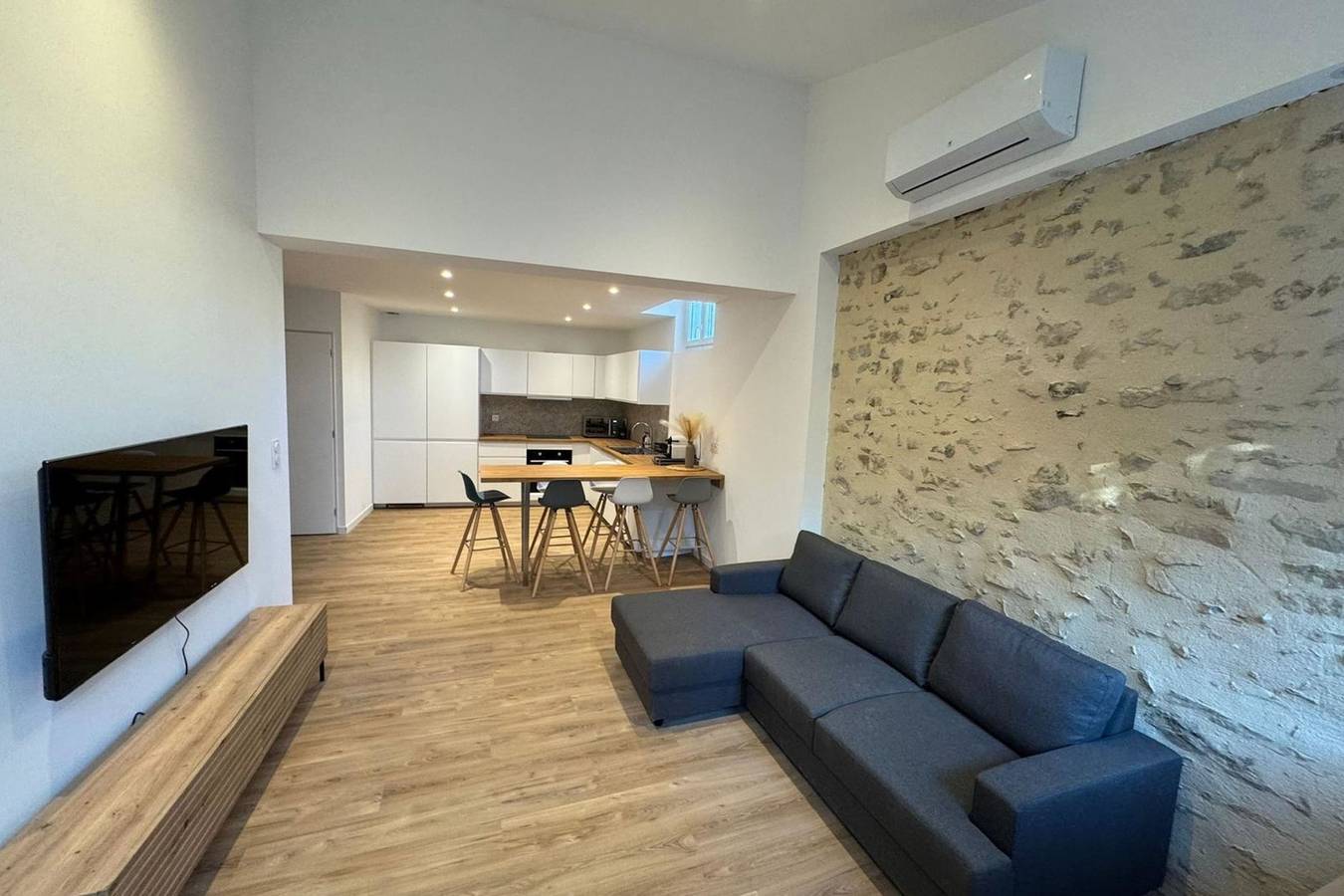 Ganze Wohnung, Apartment 7-rooms with terrace in Nîmes in Nîmes, Nimes und Umgebung