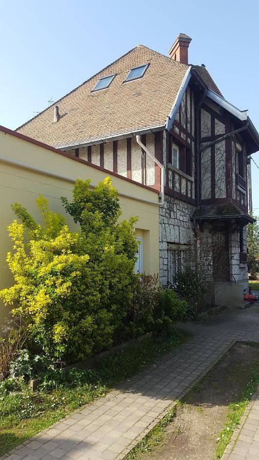 Appartement entier, Apakabar Homestay, Gîte 6 personnes, proche gare Melun, parking privé in La Rochette (Seine-et-Marne), Seine-et-Marne