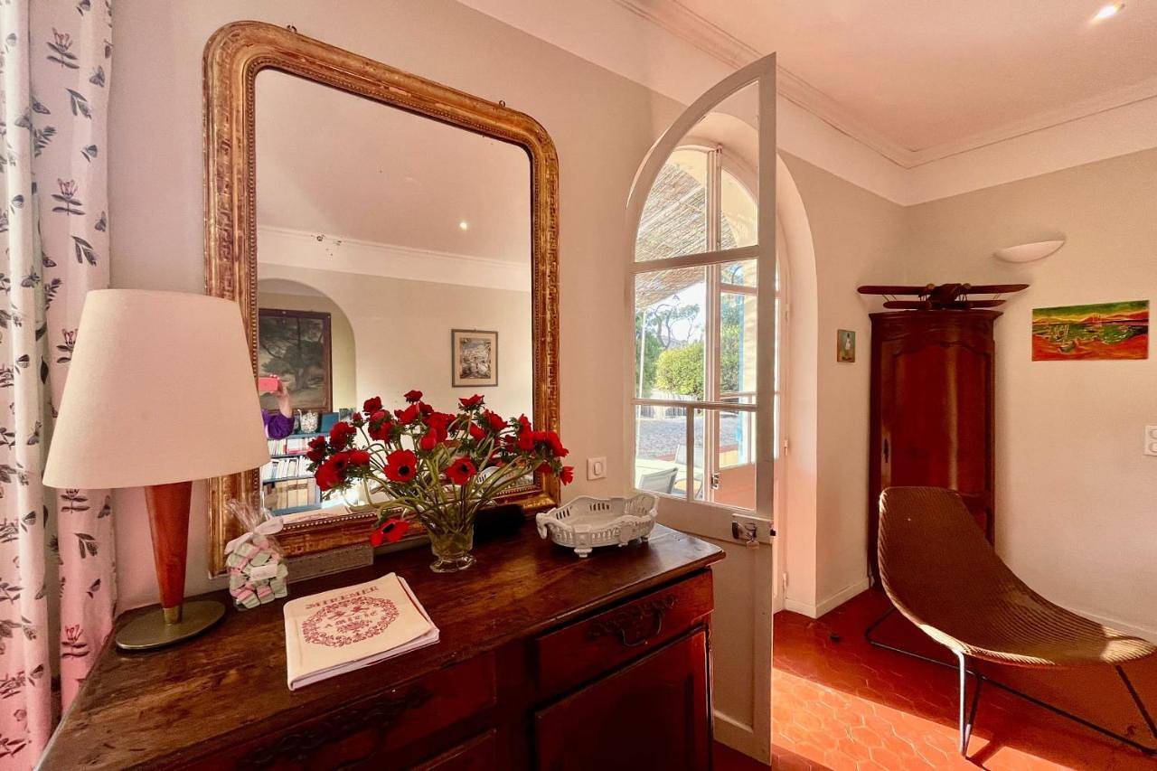 Family home of 150m2 with swimming pool in Hyères in La Madrague, Hyeres