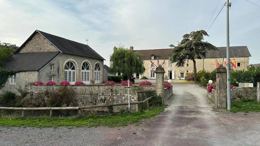 Chambre d’hôte pour 2 personnes, avec Terrasse ainsi que Jardin et Vue à Méautis