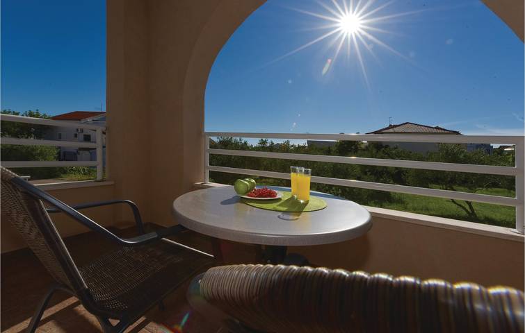 Ganze Ferienwohnung, Gemütliche Wohnung mit Terrasse, WLAN und Parkplatz, 1,5 km vom Strand entfernt in Vodice, Šibenik-Knin
