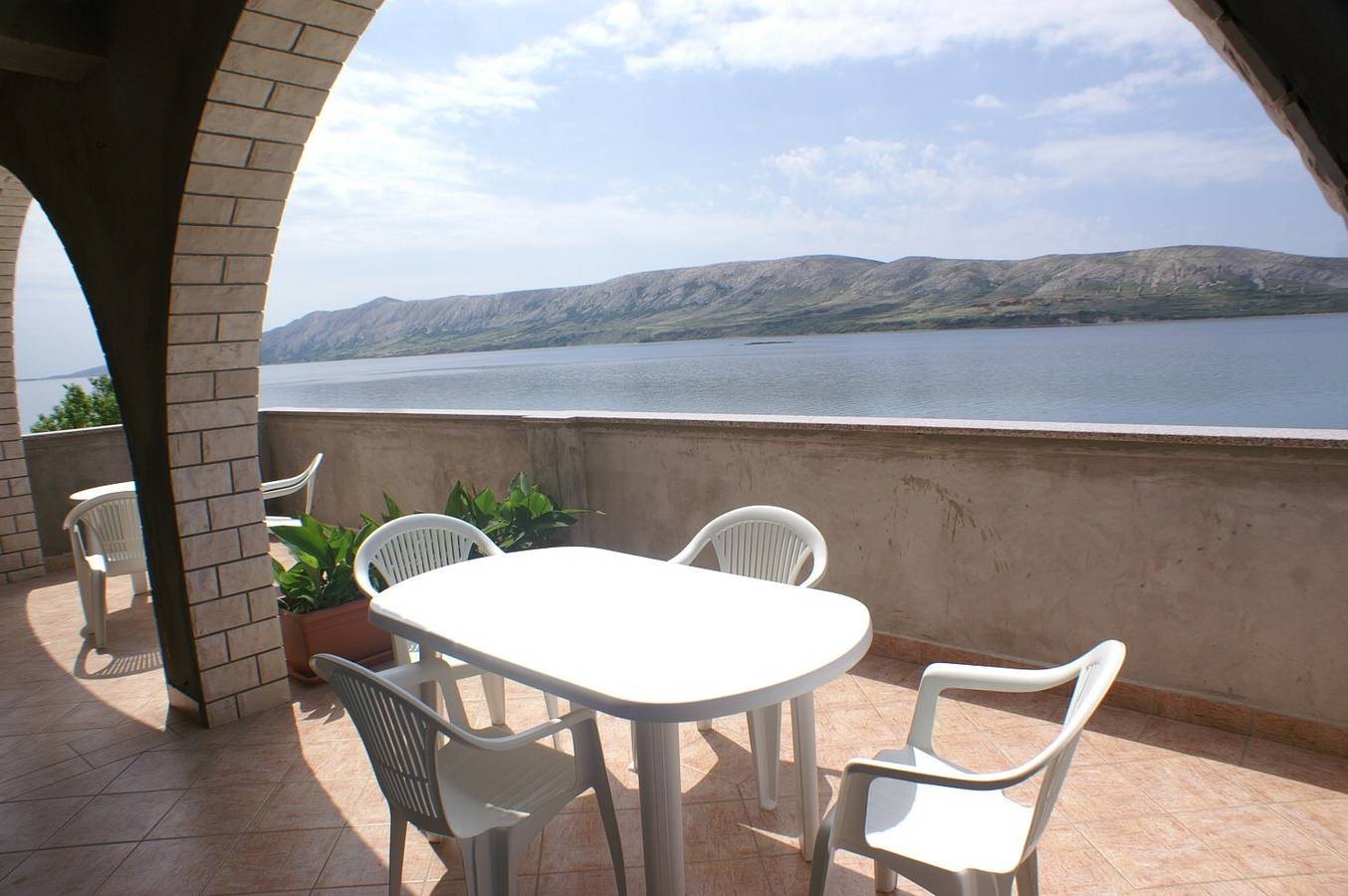 Ganze Wohnung, 1-Zimmer-Ferienwohnung mit Terrasse und Meerblick Zubovici (Pag) A-4130-b in Zubovići, Pag