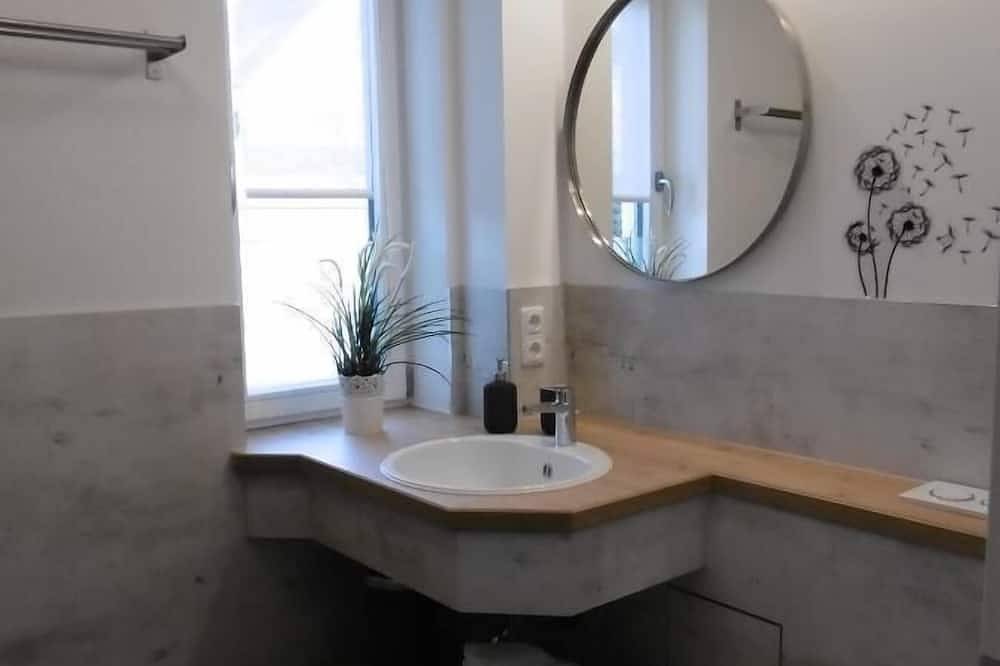Ganze Wohnung, 39qm-große Ferienwohnung mit Blick in den Garten in Regensburg, Ostbayern