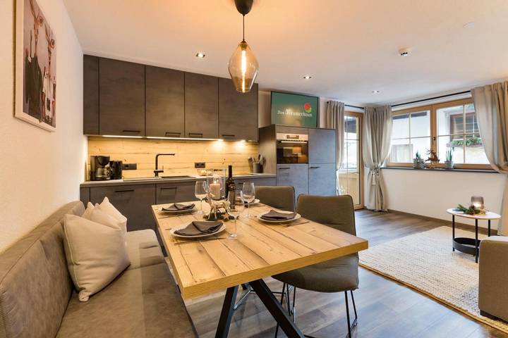 Ganze Wohnung, Apartment Das Krumerhaus - "Der Krumer" mit Balkon und Wlan in Tuxer Alpen, Aschau im Zillertal