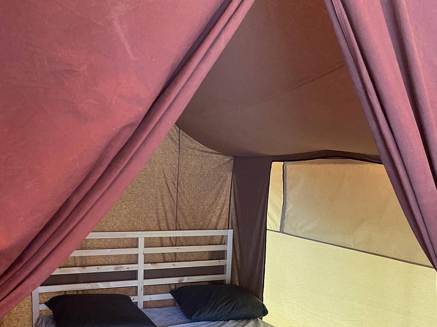 Camping Vert Bord D'eau - Canvas and wooden tent 4 persons - wooden floor, 2 bedrooms, fitted kitchen, terrace in Saint-Symphorien (Dordogne), Langon region