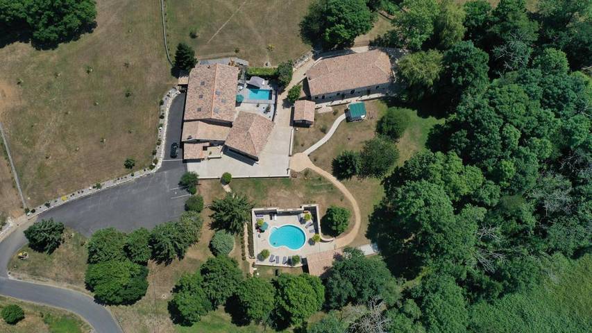 Hôtel pour 20 personnes, avec Balcon et Jacuzzi ainsi que Terrasse et Jardin à Rouzède