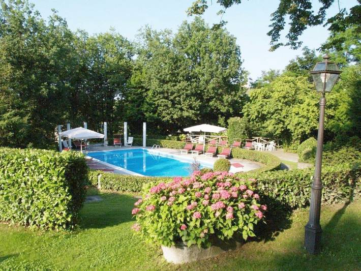 Appartamento, con Terrazza e Idromassaggio nonché Giardino e Piscina a Fornovo di Taro