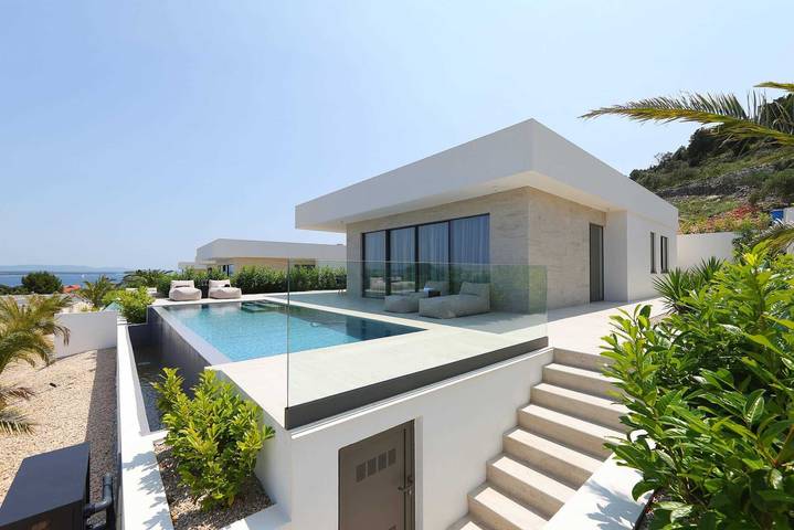 Ferienhaus für 6 Personen, mit Garten und Pool in Tkon