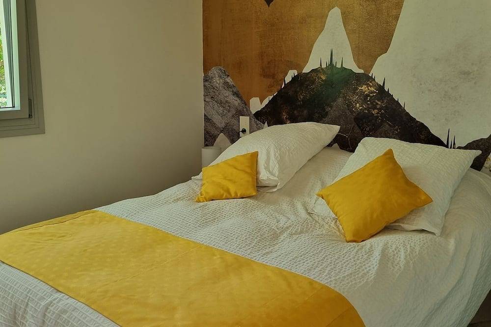 Quiet mountain house, south-facing terrace with magnificent mountain views in Larcat, Pirineos franceses