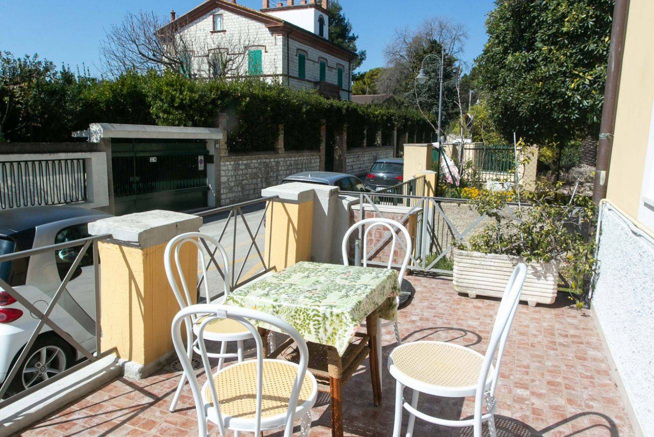 Entire apartment, N050 - Numana, three-room apartment in the center with porch and park in Sirolo, Riviera del Conero