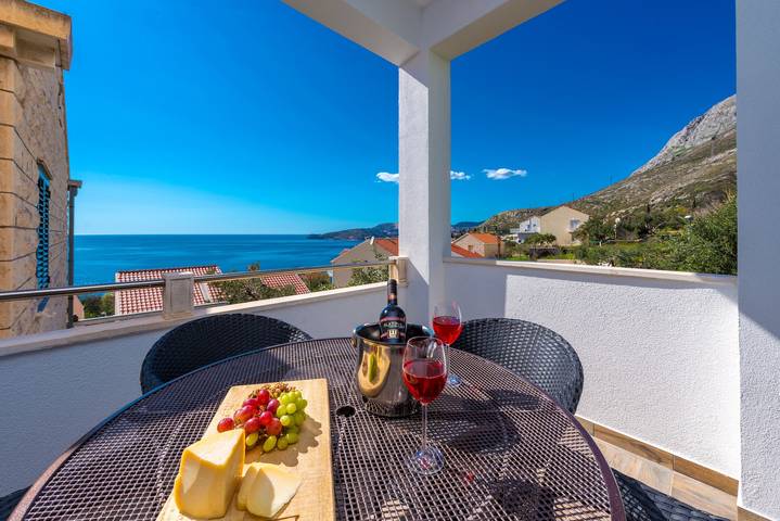 Entire apartment, Apartments Maris-Two Bedroom Apartment with Terrace and Sea View-address Plat  21 in Plat, Dubrovnik-Neretva