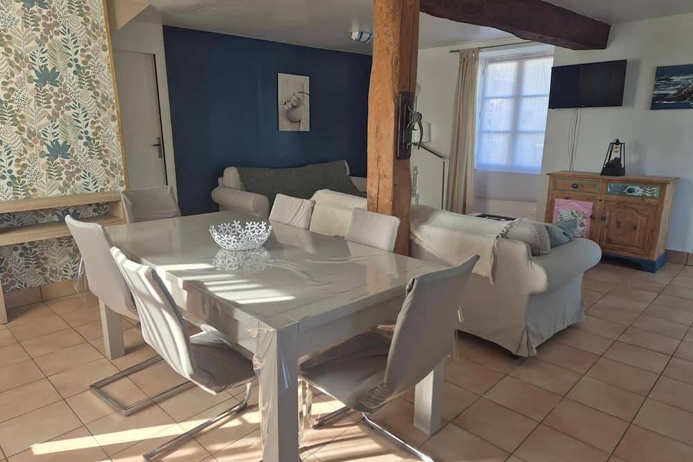 Entire apartment, Three Bedroom House  8 beds in Ternant (Charente-Maritime), Saint-Jean-d'Angély region