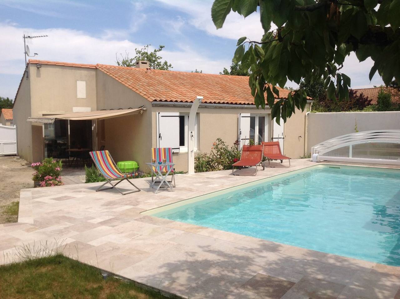 Maison de plain-pied, grande piscine, proche mer in Nieul-sur-Mer, Région de La Rochelle