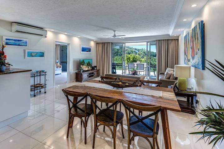 Holiday apartment for 5 people, with terrace and hot tub as well as garden and pool in Hamilton Island
