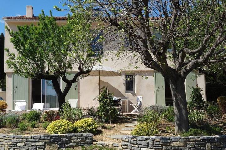 Location de vacances pour 8 personnes, avec balcon et jardin à Combas