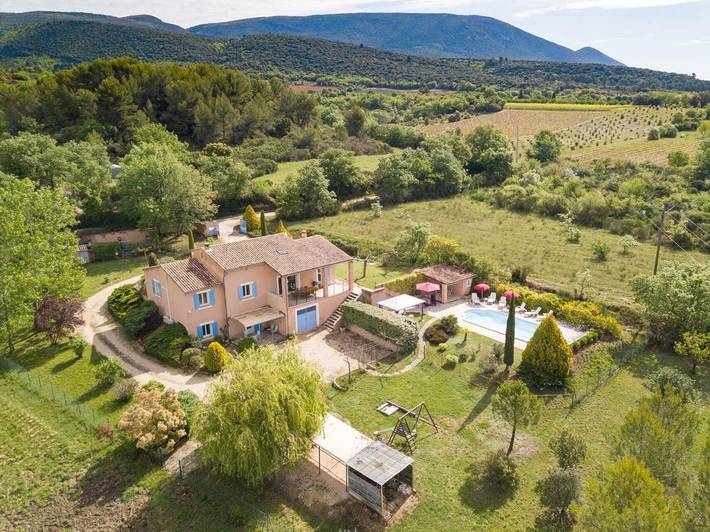 Gîte pour 12 personnes, avec terrasse ainsi que piscine et jardin
