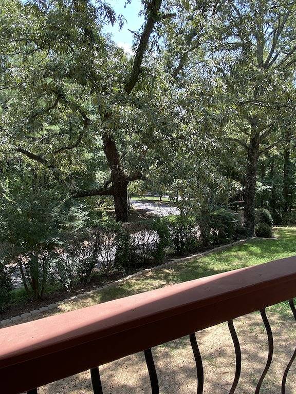 Welcoming three bedroom home located just 1.2 miles from public boat launch. in Lake Guntersville