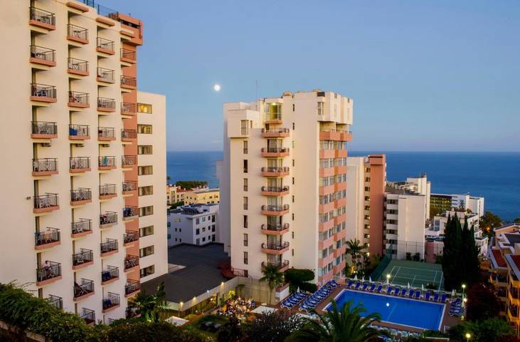 Hôtel pour 3 personnes, avec Jacuzzi et Terrasse ainsi que Jardin et Sauna