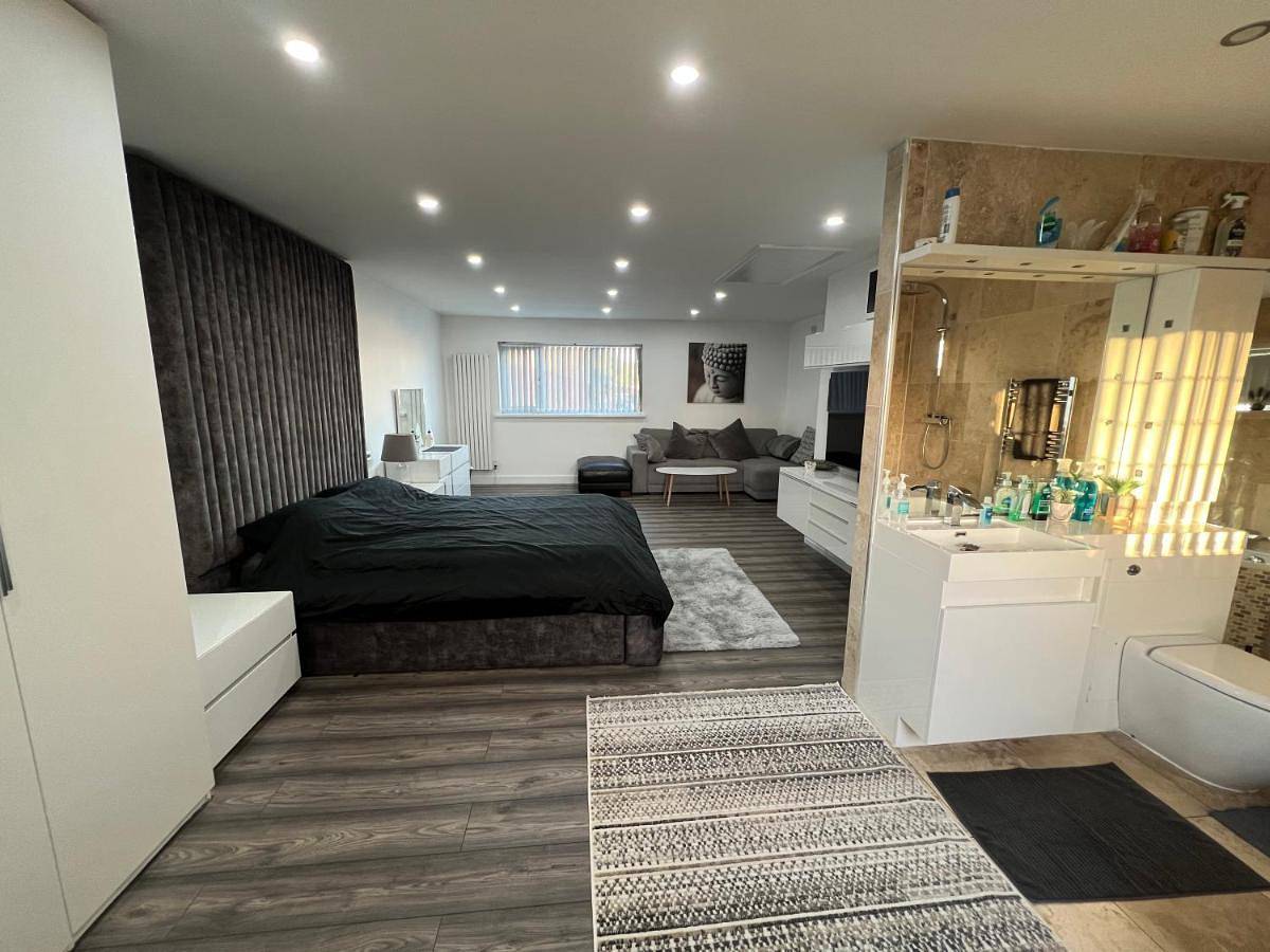 Penthouse Style Luxury 2 Bedroom House has Hot-Tub, extra fees apply in Birmingham, Birmingham y alrededores