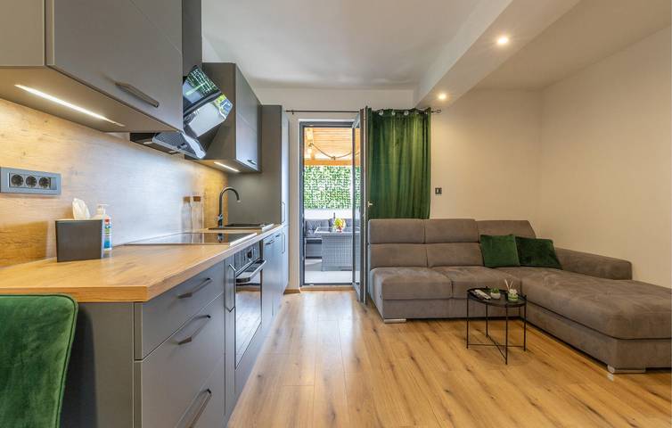 Ganze Ferienwohnung, Gemütliche Ferienwohnung mit Terrasse in der Nähe des Strandes Mala Rajska in Lopar, Rab