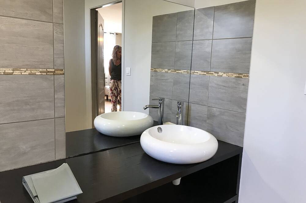 Entire apartment, Holiday Apartment in Villeneuve-lès-Béziers, Côte d'Améthyste