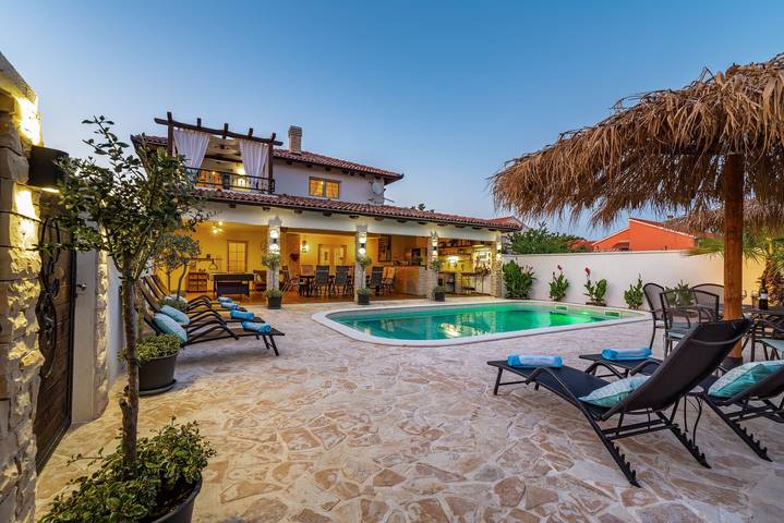 Villa pour 12 personnes, avec jardin, adapté aux familles à Nin