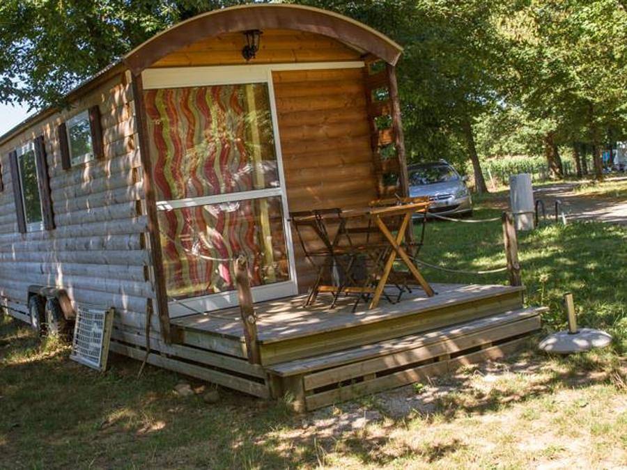 Flower Camping le Lac du Marandan - Accommodatie 4 personen - Roulotte Standard 20m² (1 slaapkamer) zonder sanitair in Saint-Romans (Isère), Parc naturel régional du Vercors
