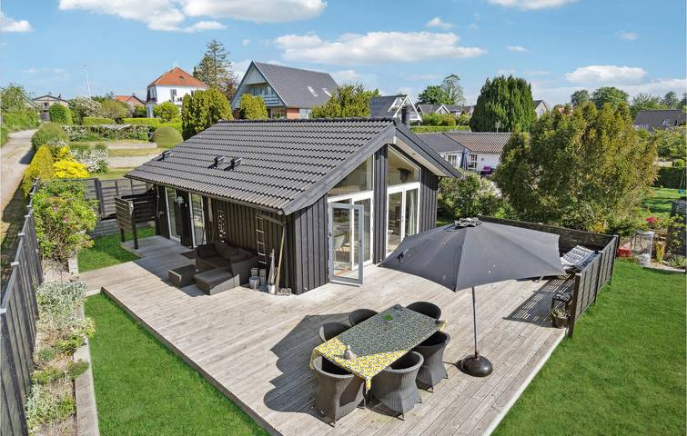 Ferieudlejning for 4 personer, med Terrasse og Have i Faxe Ladeplads