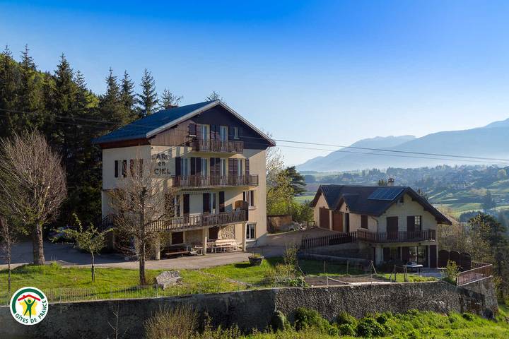 Gîte pour 12 personnes, avec Terrasse ainsi que Jardin et Vue