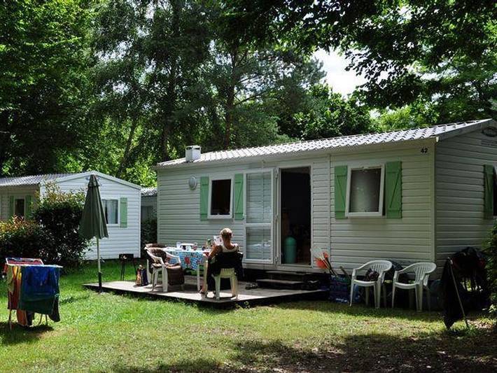Flower Camping L'Echo du Malpas - Mobilhome 4/6 personnes - Standard 27m² - 2 chambres - TV - Terrasse non couverte in Monceaux-sur-Dordogne, Région de Tulle