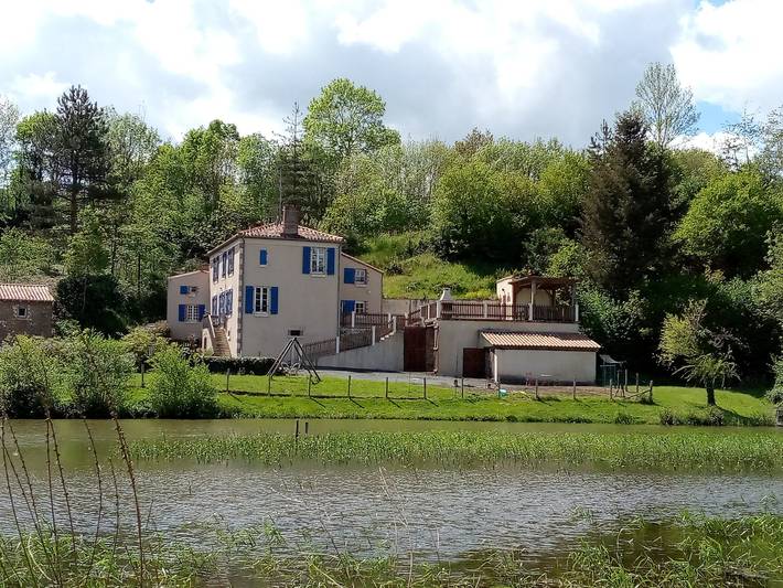 Location de vacances pour 15 personnes, avec jardin et vue sur le lac, animaux acceptés à Sigournais