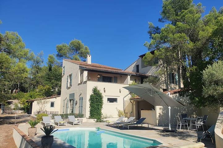 Location de vacances pour 12 personnes, avec Piscine à Saint-Jean-de-Cornies