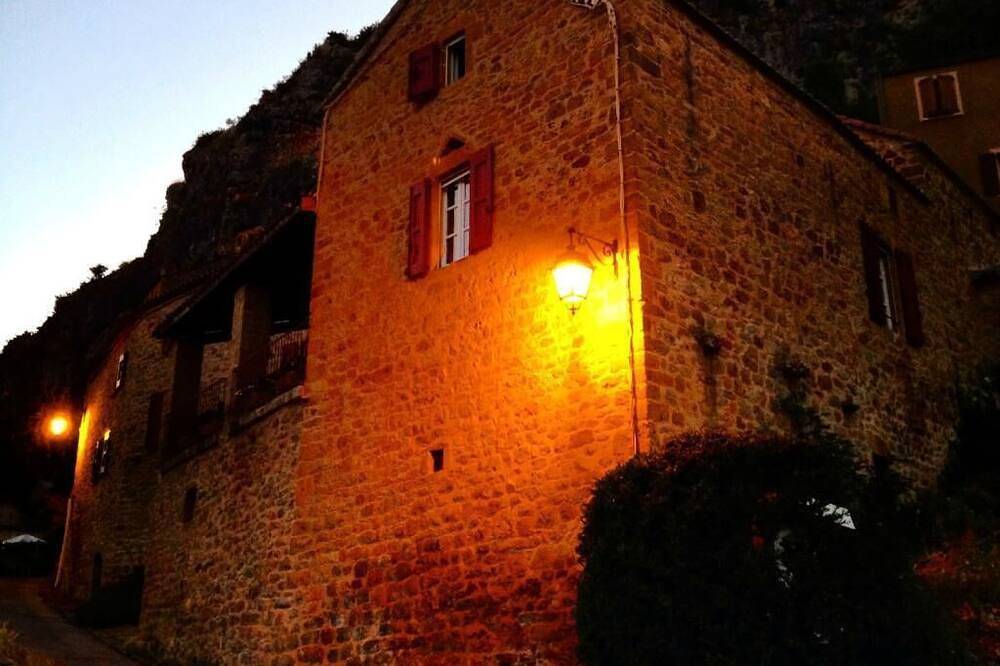 Bed and breakfast facing the Millau viaduct and the Tarn river magnificent view in Comprégnac, Parc naturel régional des Grands Causses