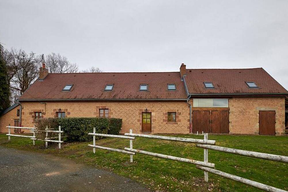 Séjour nature au Domaine avec Animaux admis, Piscine et Jardin in Neuilly-le-Réal, Allier