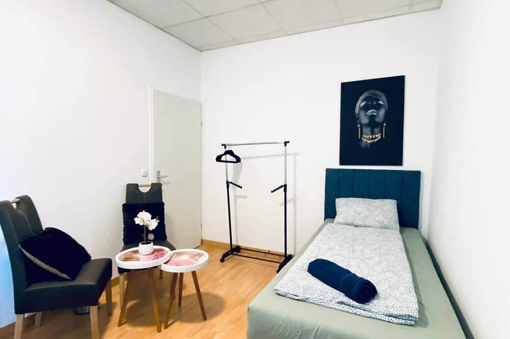 Apartamento entero, Cozy Room with Great Transit in a Shared Apartment in Liesing, Viena