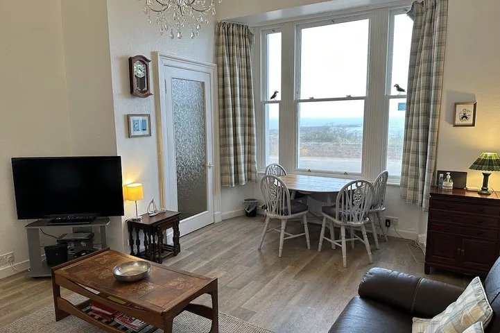 Entire apartment, Stunning location - beachfront ground floor flat with private parking. Fab views in North Berwick, Edinburgh and Lothian