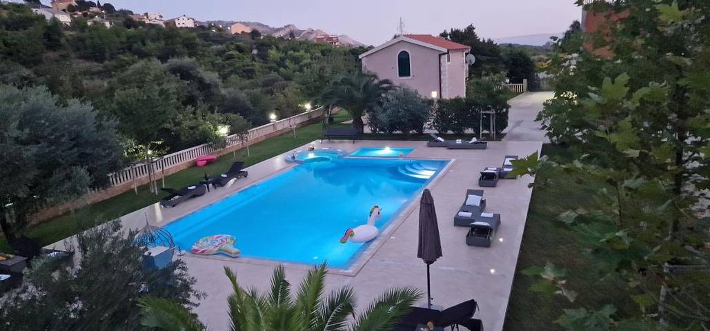 Villa pour 12 personnes, avec jardin et vue ainsi que bassin pour enfant et piscine à Solin