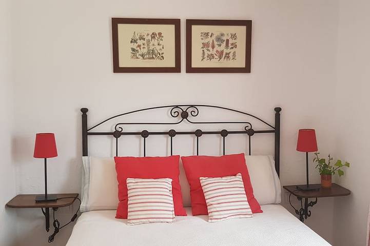 Sierra de Grazalema, 2-6 people, town center, pool, garden, wifi. in Prado del Rey, White Villages