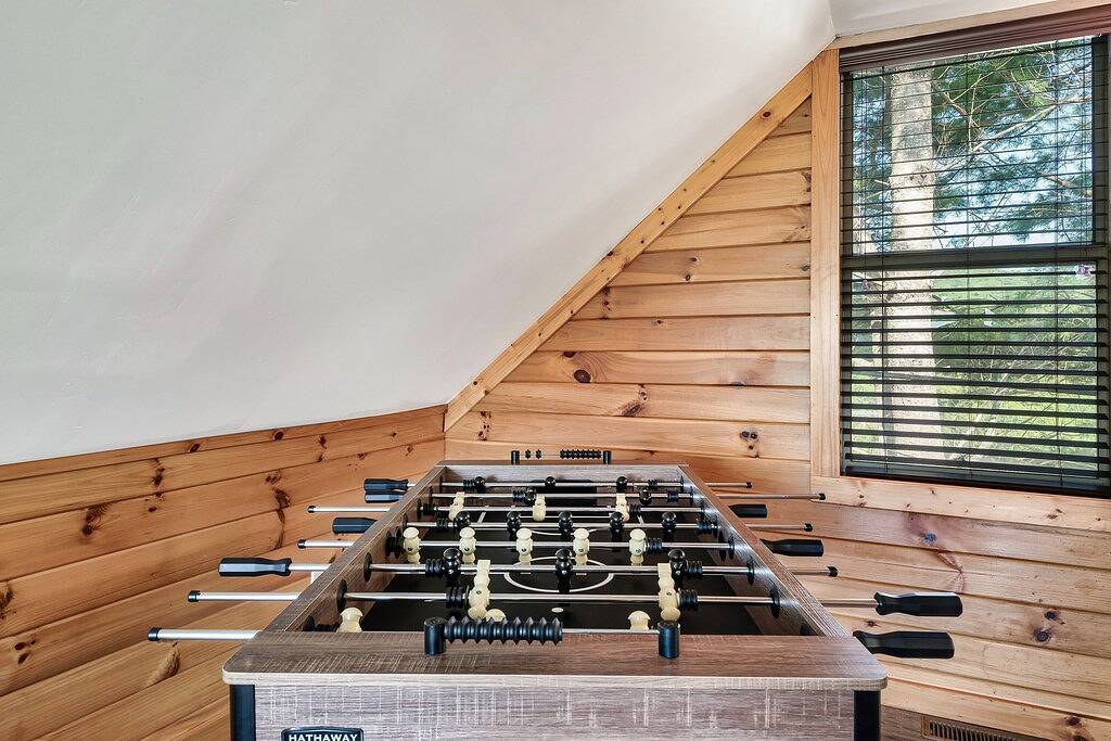 Secluded, renovated, cabin with gorgeous mountain views, firepit, hot tub in Blount County