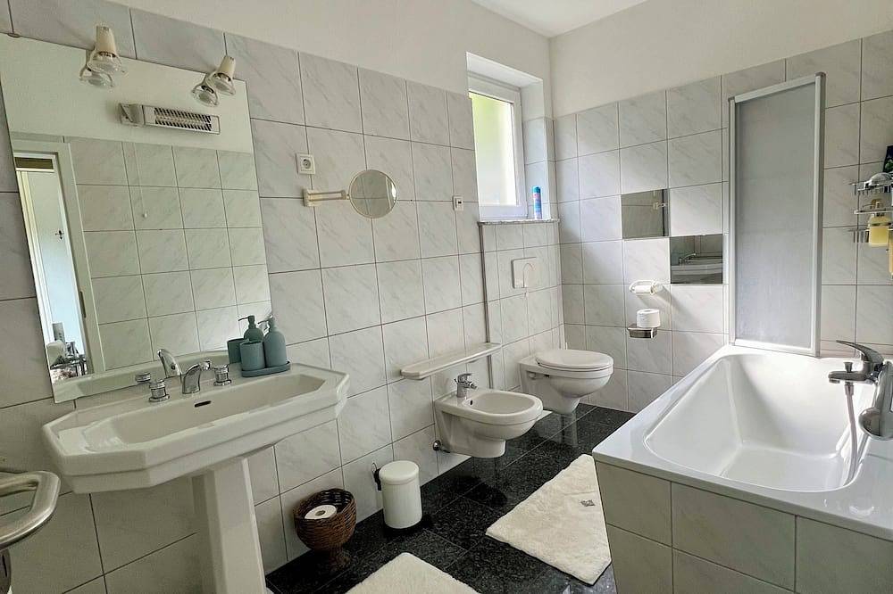 Bungalow im Grünen mit Garten, 20Min bis Berlin Hbf (Regio). in Falkensee, Havelland