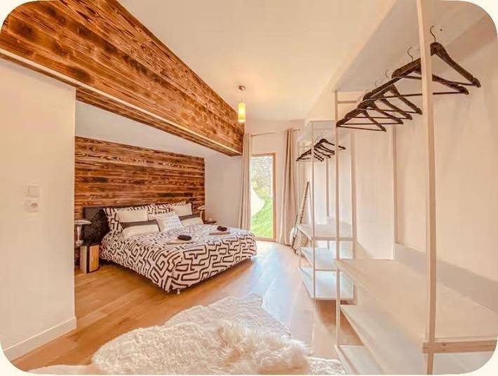 Location de vacances pour 7 personnes, avec vue sur le lac ainsi que jardin et vue à La Salle-en-Beaumont - 2