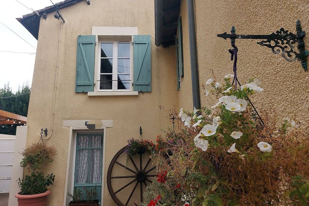 2 Bed House with Mountain View, Garden and Bbq in Confolens, Charente