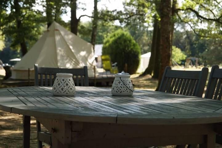 Tente pour 4 personnes, avec Balcon et Jacuzzi ainsi que Terrasse et Jardin