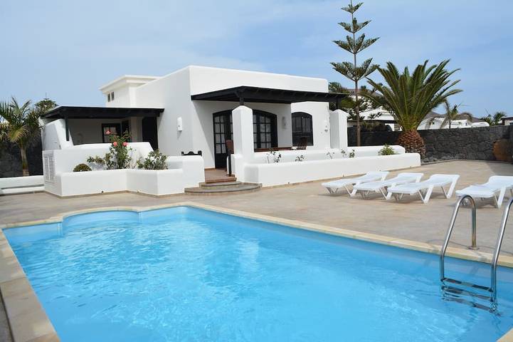 Villa for 5 people, with garden and terrace in Faro Park