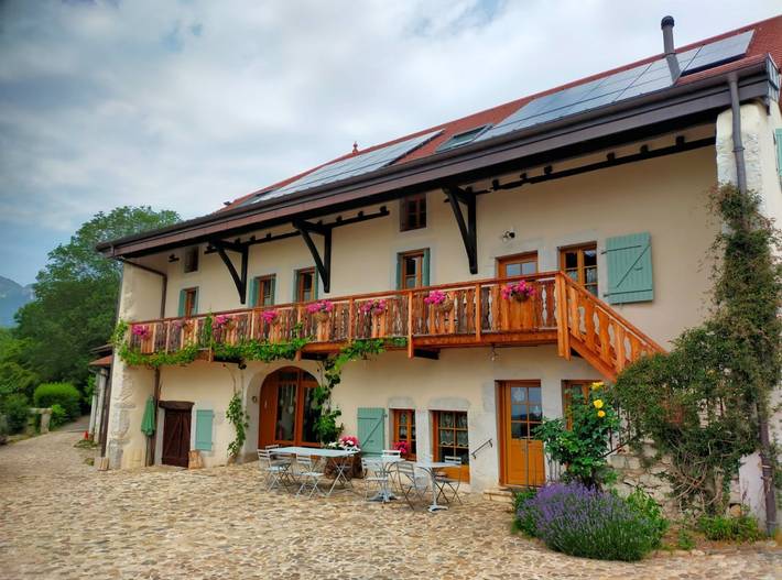 Location de vacances pour 2 personnes, avec Balcon ainsi que Jardin et Vue sur le lac dans Vesancy