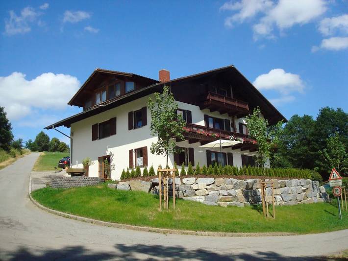Appartement entier, Appartement 'Ferienwohnungen Memminger' avec terrasse privée et Wi-Fi in Aicha vorm Wald, Bavière Orientale